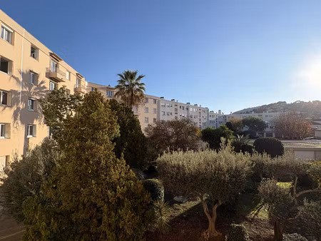 appartement traversant avec balcons et vue sur parc arboré