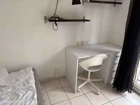 studio très lumineux