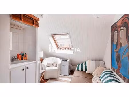 lumineuse studette au 6 ème etage avec ascenseur