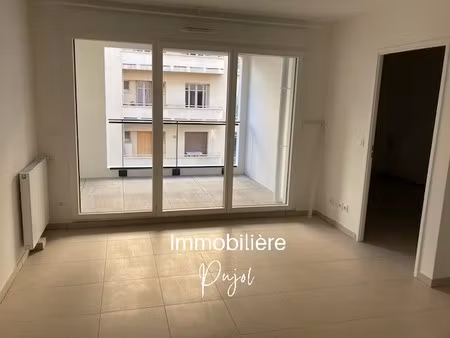 prado - location t2 marseille 13008 : 37 m² climatisé avec balcon