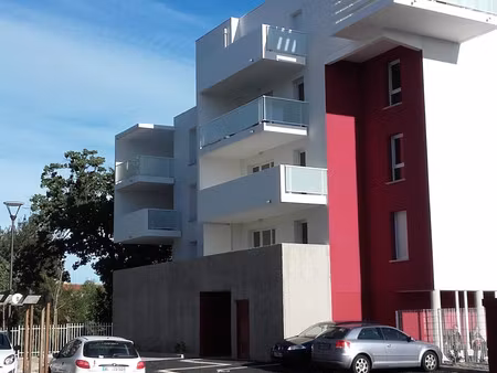 t2 récent avec terrasse et parking