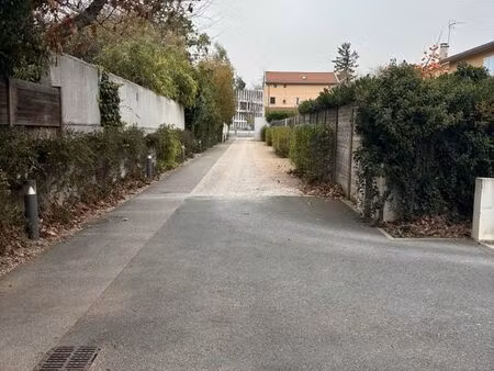 place de stationnement champagne-au-mont-d'or