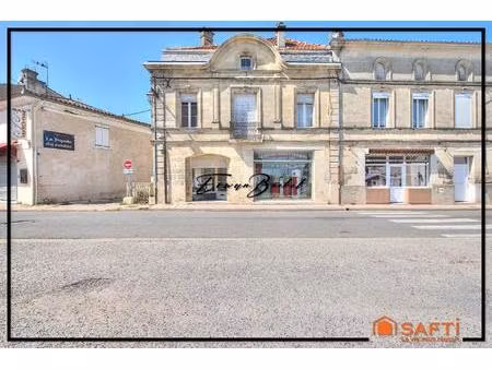 grande maison de ville avec toit terrasse