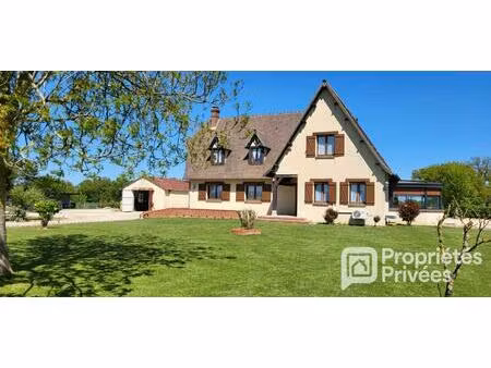 grande maison traditionnelle et dépendances