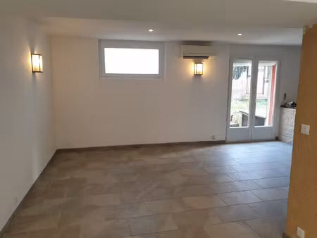 grand t 2 avec jardinet flassans sur issole