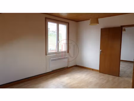 t3 112 m2 à rénover  grenier  un garage et un stationnements