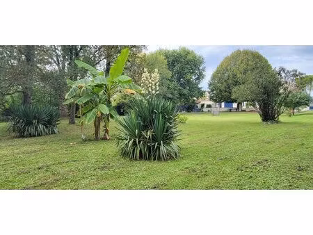 maison ancienne avec beau parc