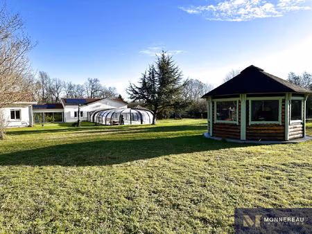 bel ensemble avec gite et vaste terrain en zone constructibl