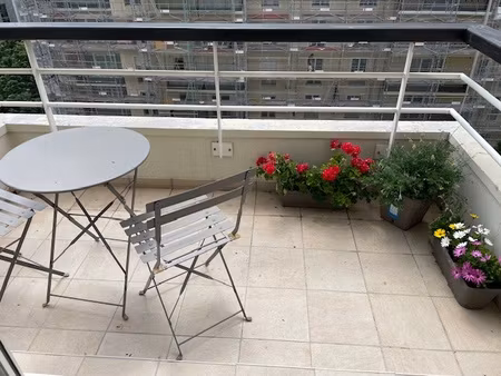 beau studio meuble avec balcon