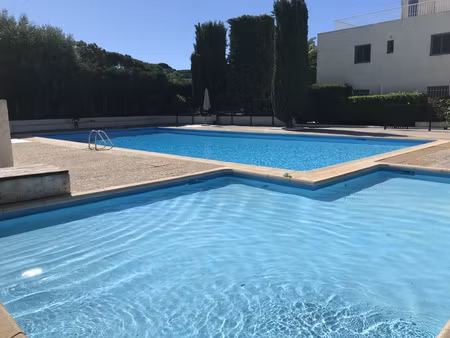 saint-tropez  très bel appartement t2 avec terrasse  parking en sous sol