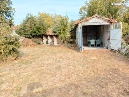 terrain constr. 650 m2 + dépendances en ctre bourg