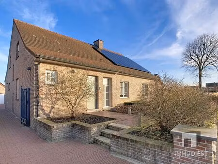 energiezuinige en prima onderhouden gezinswoning met 4/5 slaapkamers en zwembad op 10 are.