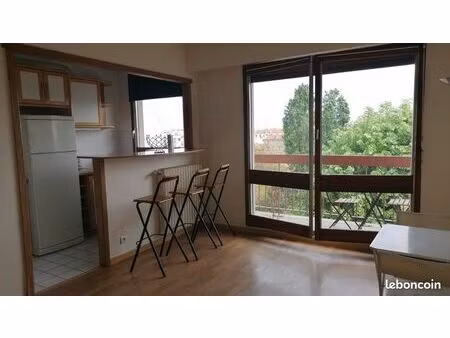 location clamart gare - grand studio lumineux de 32 m2 - 4ème étage - balcon filant + cave