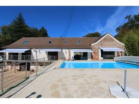 maison en pierre avec piscine chauffé et terrain 17 hectares