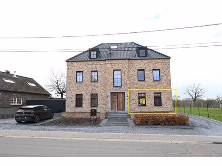 knap afgewerkt gelijkvloers appartement met 2 slaapkamers  ruim terras  tuintje  carport e