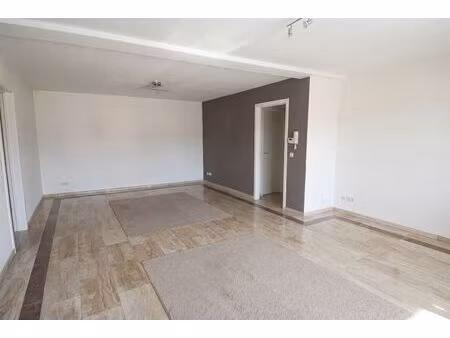 ruim appartement met 2 slaapkamers  2 terrasjes en ondergrondse autostaanplaats