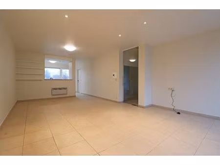 gerenoveerd appartement met carport