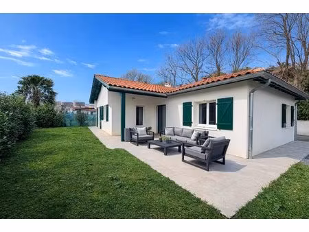 maison récente de plain-pied  plein sud  jardin plat  au calme