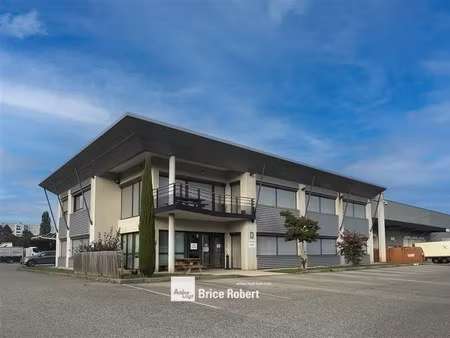 a louer - bâtiment d'activités équipé de quais poids lourds à proximité de la rocade est -