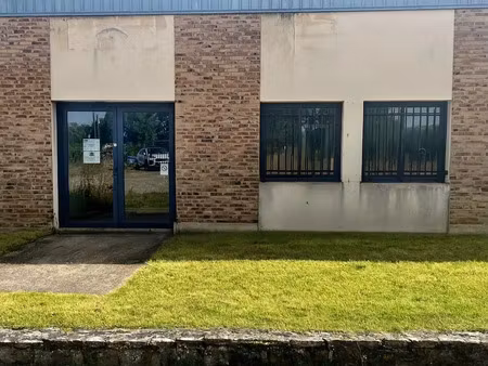 vente bureaux et commerces à saint-médard-de-guizières (33230) : à vendre / 2000m² saint-m