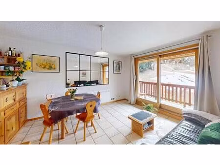 duplex 2 chambres avec beau potentiel de renovation