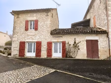 maison de village en pierre d'environ 68m2.