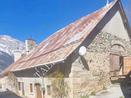 chauffayer  bâtisse à rénover beau potentiel