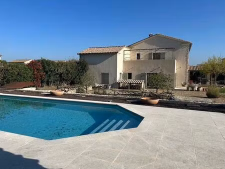 dans village avec commerces bastide de charme avec piscine
