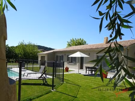 villa récente avec piscine.