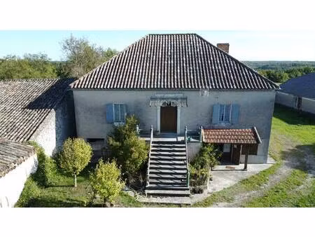 propriété composé d'une maison d'habitation et de 3 dépendances sur un terrain d'env 6...