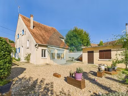 jolie longère avec trois chambres  garage  dépendances sur jardin clos.