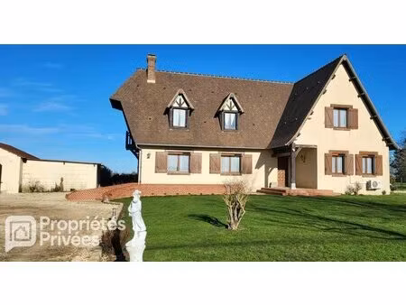 grande maison traditionnelle et dépendances