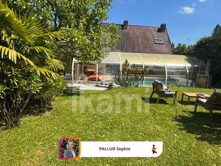 alliez le charme de l’ancien au confort moderne : découvrez ce corps de ferme avec piscine