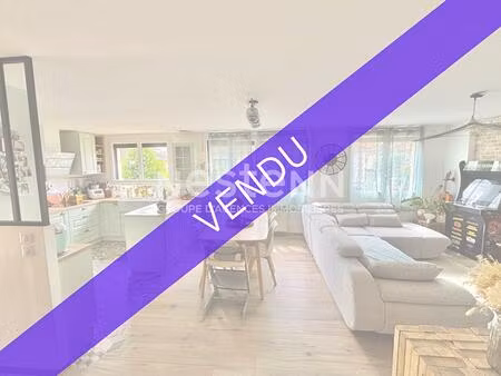 maison mitoyenne entièrement rénovée avec 3 chambres  un sous-sol total et un jardin plat.