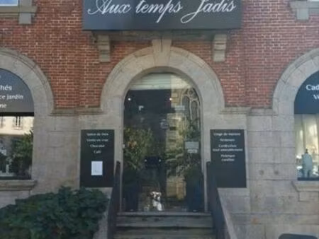 a vendre pas de porte et fond de commerce à louer de 200 m2  en centre ville  dans une anc