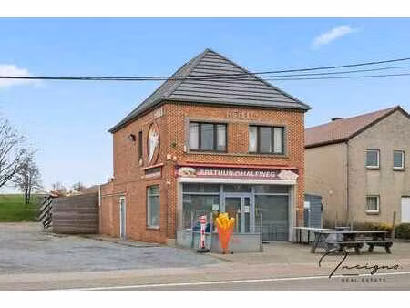 handelspand met woonst met uitstekende visibiliteit