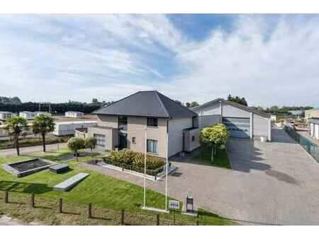 villa de luxe avec jardin exclusif et entrepôt dans une zone