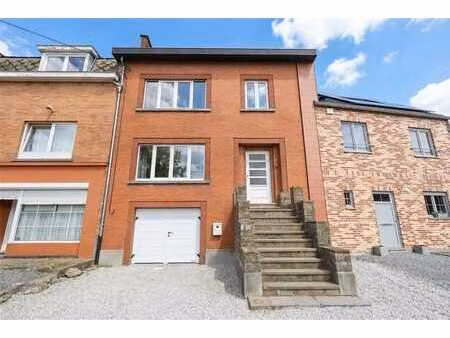 maison bel-étage avec jardin et parking en devanture