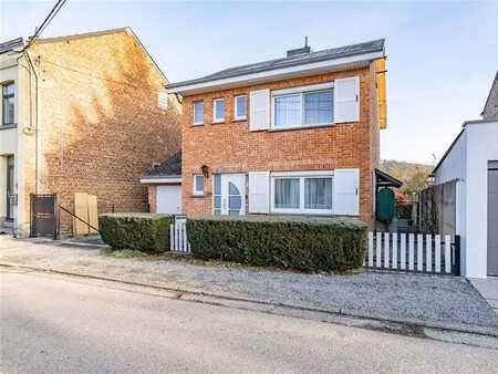 jolie maison 4 façades avec jardin à jemelle