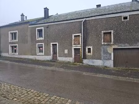 maison à rénover entièrement. gros potentiel à exploiter.