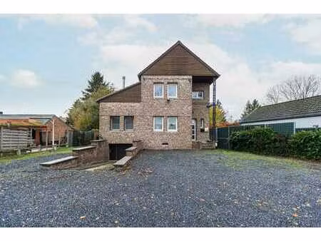 maison 4 façades 2 chambres avec garage  parking et cour!