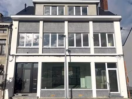 très bel appartement une chambre sur la place de flobecq!