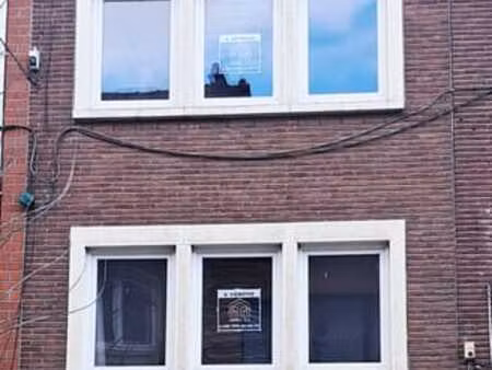 surface commerciale avec habitation 4 chambres.