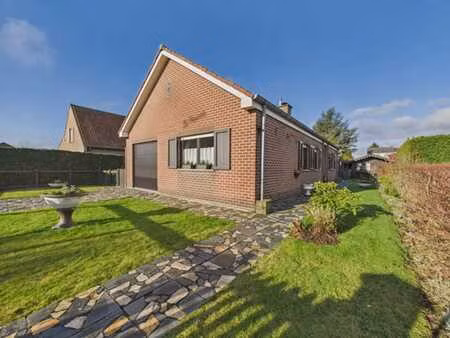 plain-pied avec 3 chambres  jardin et garage dans une rue ca