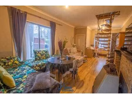 halfopen woning met oprit met garage en tuin