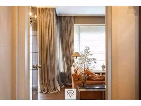 ruime winkel met uitzonderlijk woonvolume en sterke heron...