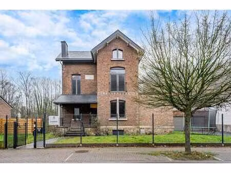 maison bourgeoise 5 chambres avec jardin et double garage.