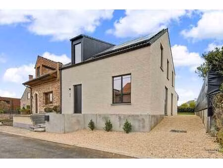 nieuwbouwwoning met 3 slaapkamers en luxueuze afwerking.