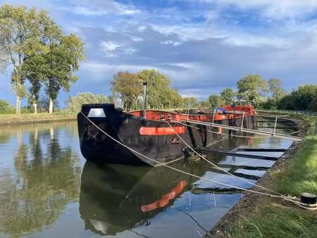 bateau-logement naviguant avec emplacement