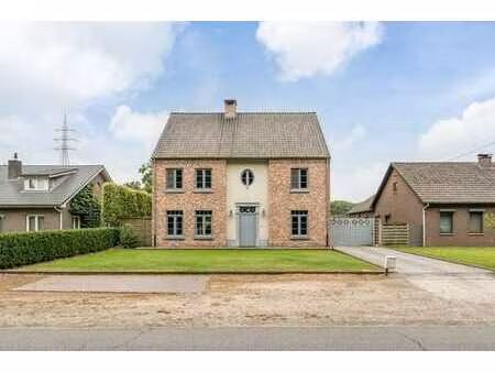 ruime gezinswoning met zwembad in bosrijke omgeving